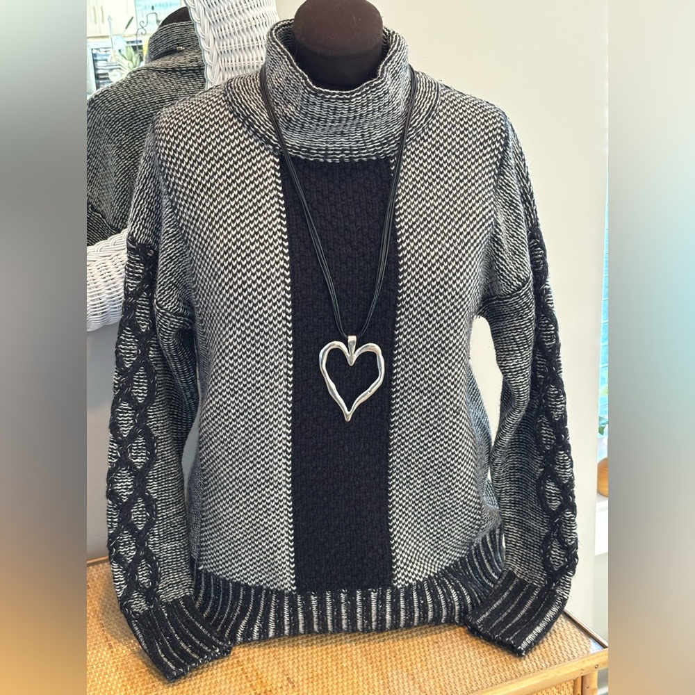 Mercer & Madison gorgeous wool blend sweater with mock neck size large as new!